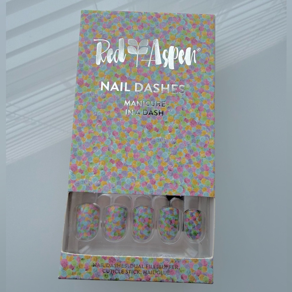NWT Red Aspen Estel’s Easel Nail Dashes